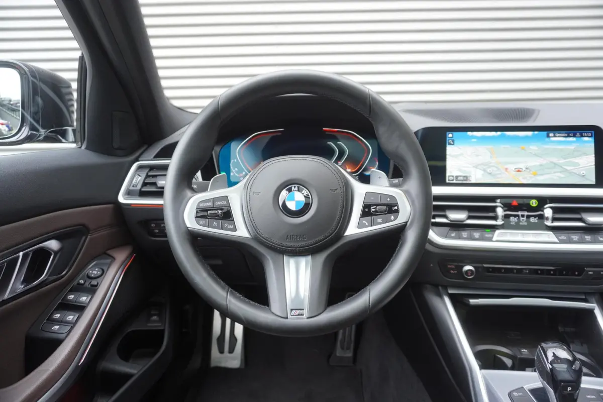 330i High Executive | Glazen panoramadak | Achteruitrijcamera | HiFi System | Elektrisch verwarmde voorstoelen |