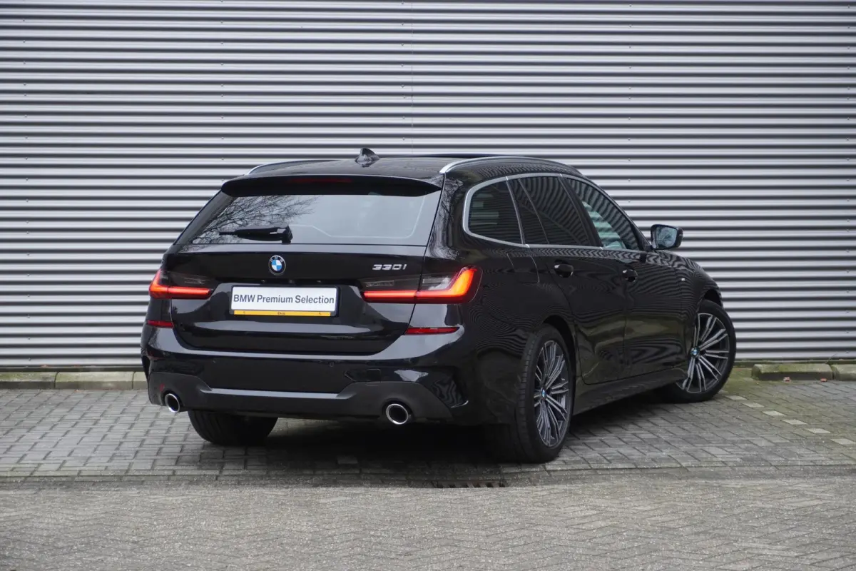 330i High Executive | Glazen panoramadak | Achteruitrijcamera | HiFi System | Elektrisch verwarmde voorstoelen |