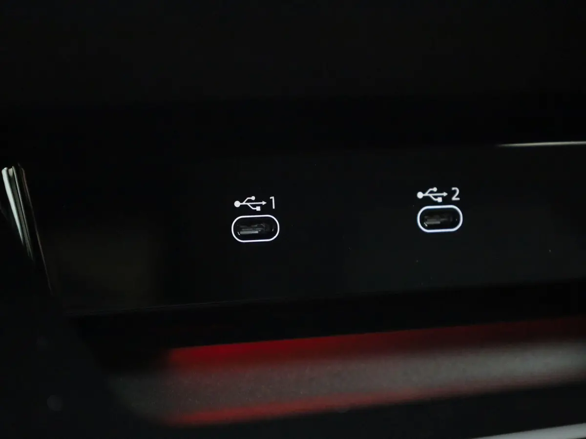 Limousine 2.0 quattro S edition | Adaptieve cruise controle | Stoelverwarming | Camera | Getint glas | Zwart optiek |