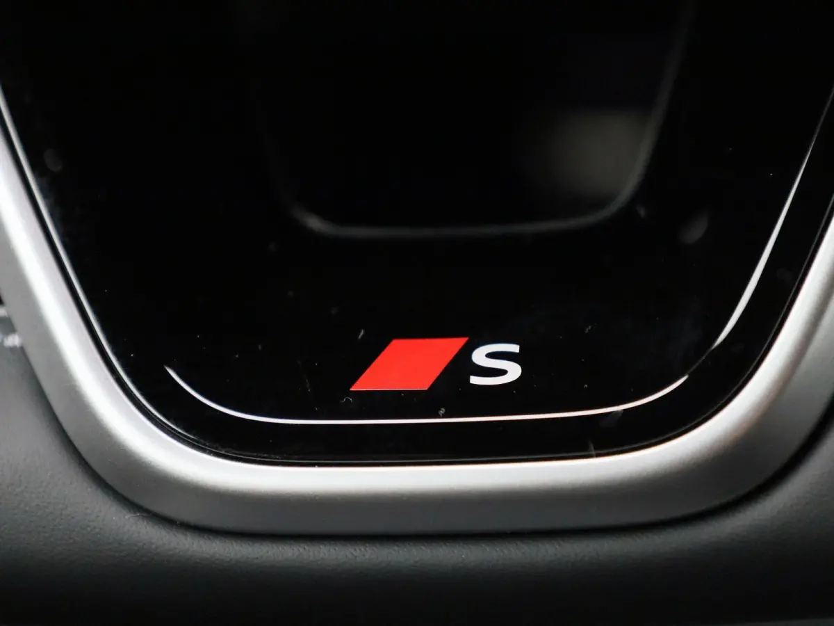 Limousine 2.0 quattro S edition | Adaptieve cruise controle | Stoelverwarming | Camera | Getint glas | Zwart optiek |