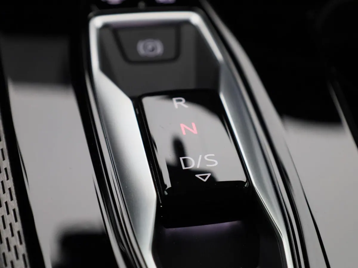 Limousine 2.0 quattro S edition | Adaptieve cruise controle | Stoelverwarming | Camera | Getint glas | Zwart optiek |
