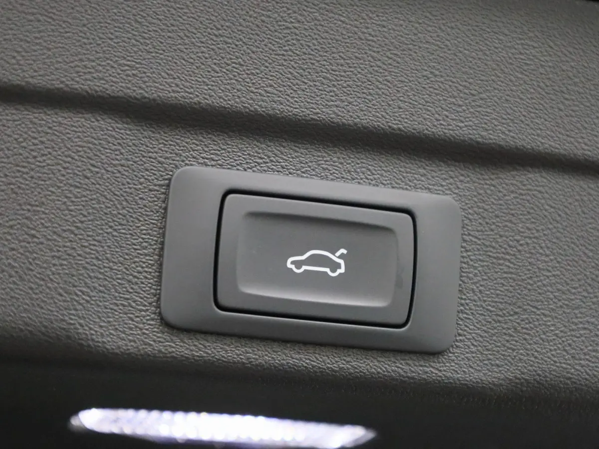 Limousine 2.0 quattro S edition | Adaptieve cruise controle | Stoelverwarming | Camera | Getint glas | Zwart optiek |