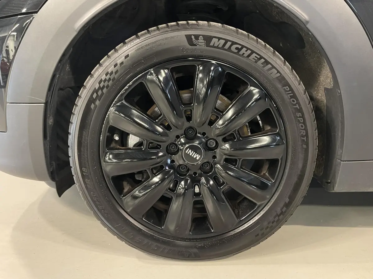 1.5 Cooper ALL4 18"/Adaptieve cruise/Sportstoel + memory/Stoel + voorruitverwarming/Head-up/Keyless/Camera