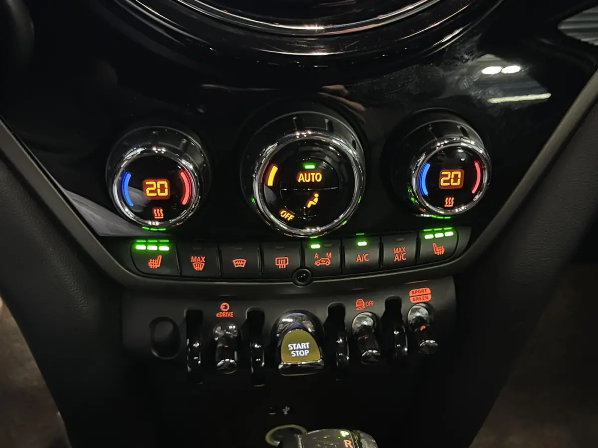 1.5 Cooper ALL4 18"/Adaptieve cruise/Sportstoel + memory/Stoel + voorruitverwarming/Head-up/Keyless/Camera