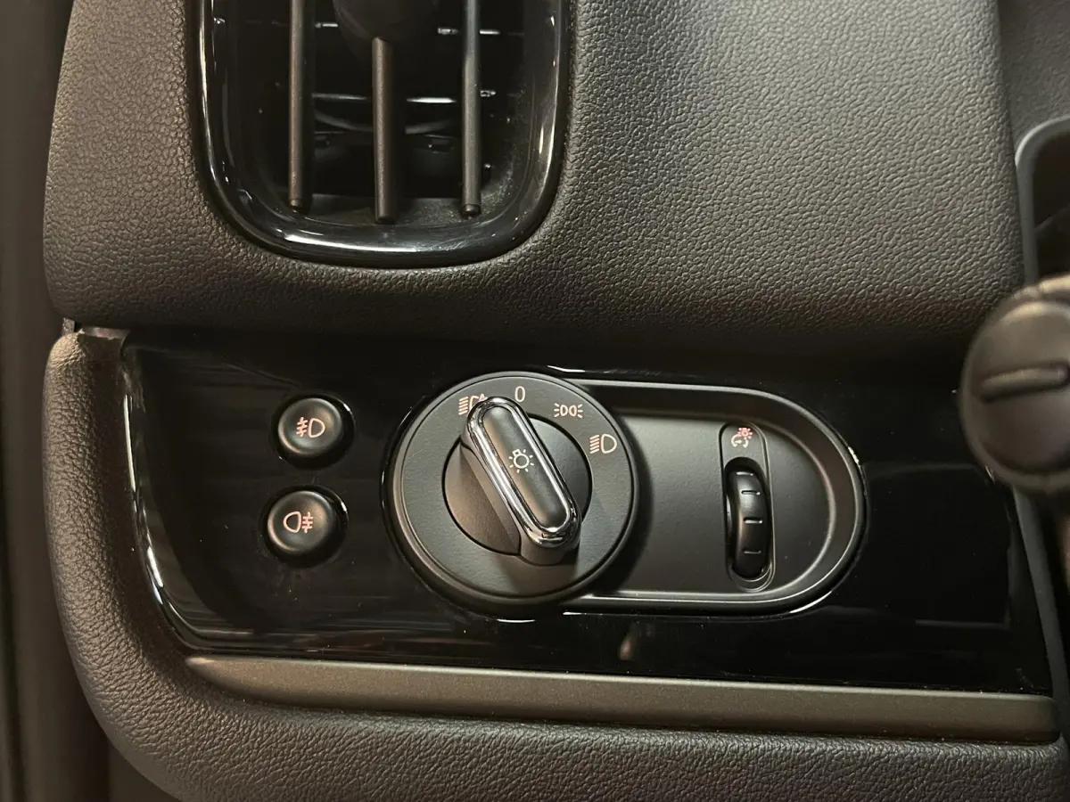 1.5 Cooper ALL4 18"/Adaptieve cruise/Sportstoel + memory/Stoel + voorruitverwarming/Head-up/Keyless/Camera
