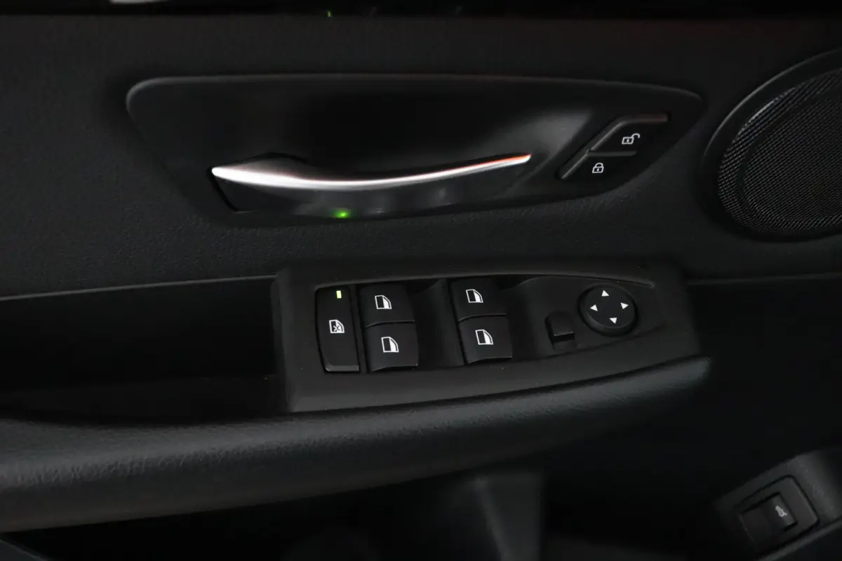216i Executive | Cruise Control | Verwarmde voorstoelen | Park Distance Control voor/achter | Sportstoelen voor | Afneembare Trekhaak