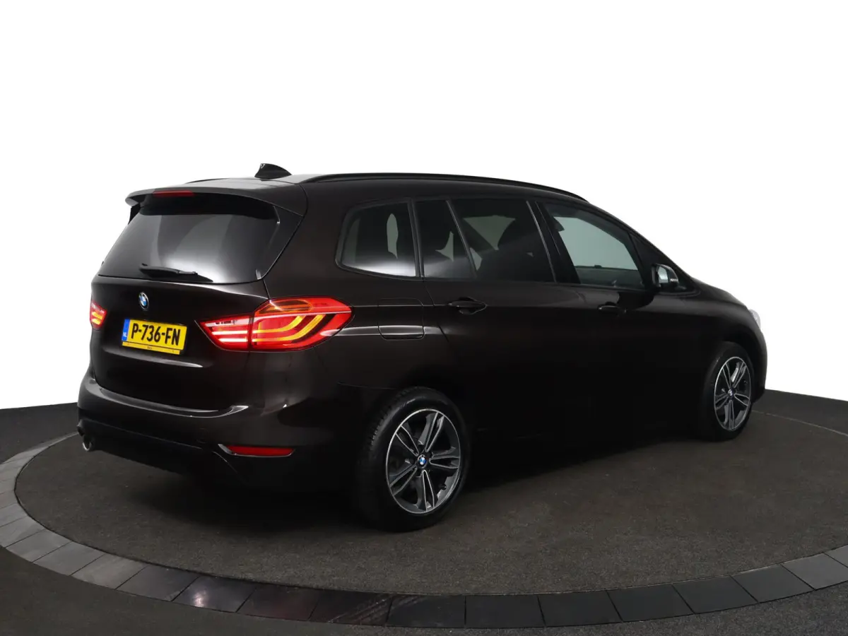 216i Executive | Cruise Control | Verwarmde voorstoelen | Park Distance Control voor/achter | Sportstoelen voor | Afneembare Trekhaak