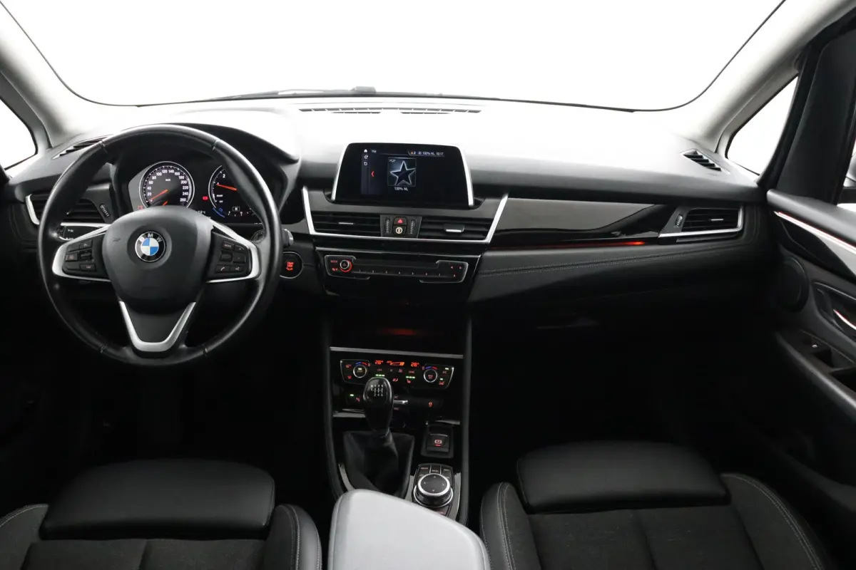 216i Executive | Cruise Control | Verwarmde voorstoelen | Park Distance Control voor/achter | Sportstoelen voor | Afneembare Trekhaak