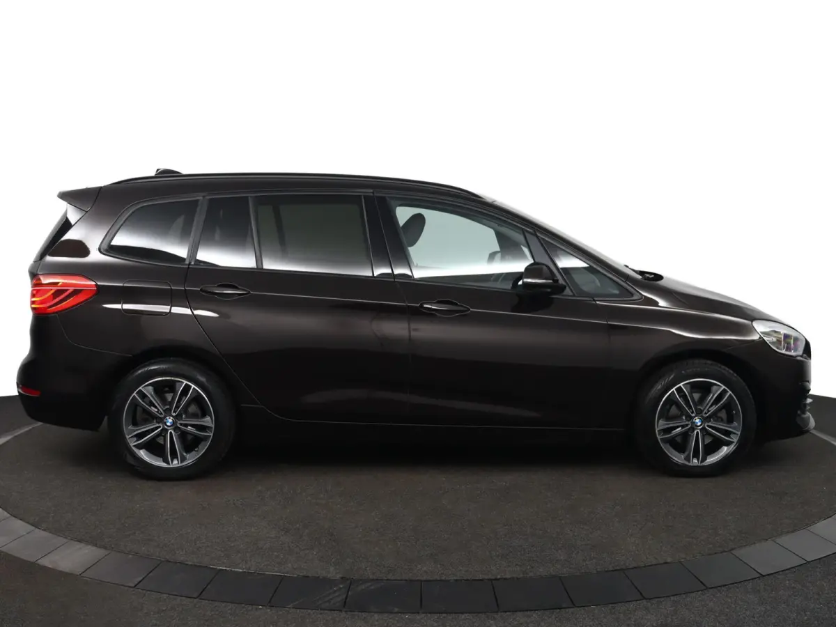 216i Executive | Cruise Control | Verwarmde voorstoelen | Park Distance Control voor/achter | Sportstoelen voor | Afneembare Trekhaak