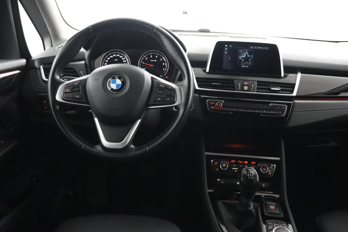 216i Executive | Cruise Control | Verwarmde voorstoelen | Park Distance Control voor/achter | Sportstoelen voor | Afneembare Trekhaak