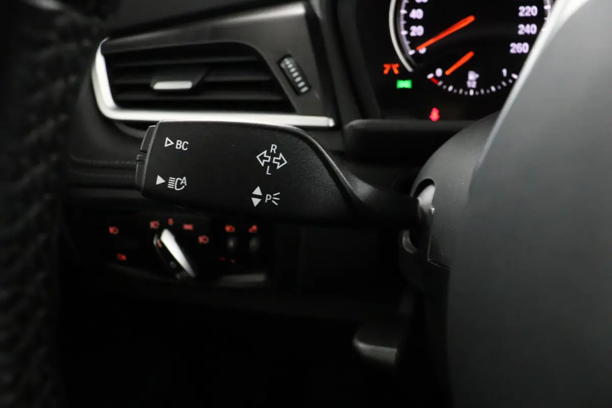216i Executive | Cruise Control | Verwarmde voorstoelen | Park Distance Control voor/achter | Sportstoelen voor | Afneembare Trekhaak