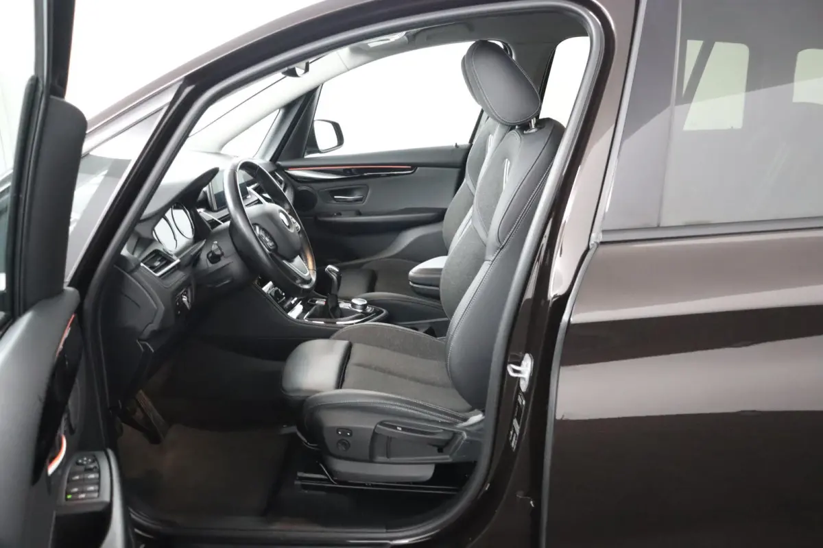 216i Executive | Cruise Control | Verwarmde voorstoelen | Park Distance Control voor/achter | Sportstoelen voor | Afneembare Trekhaak