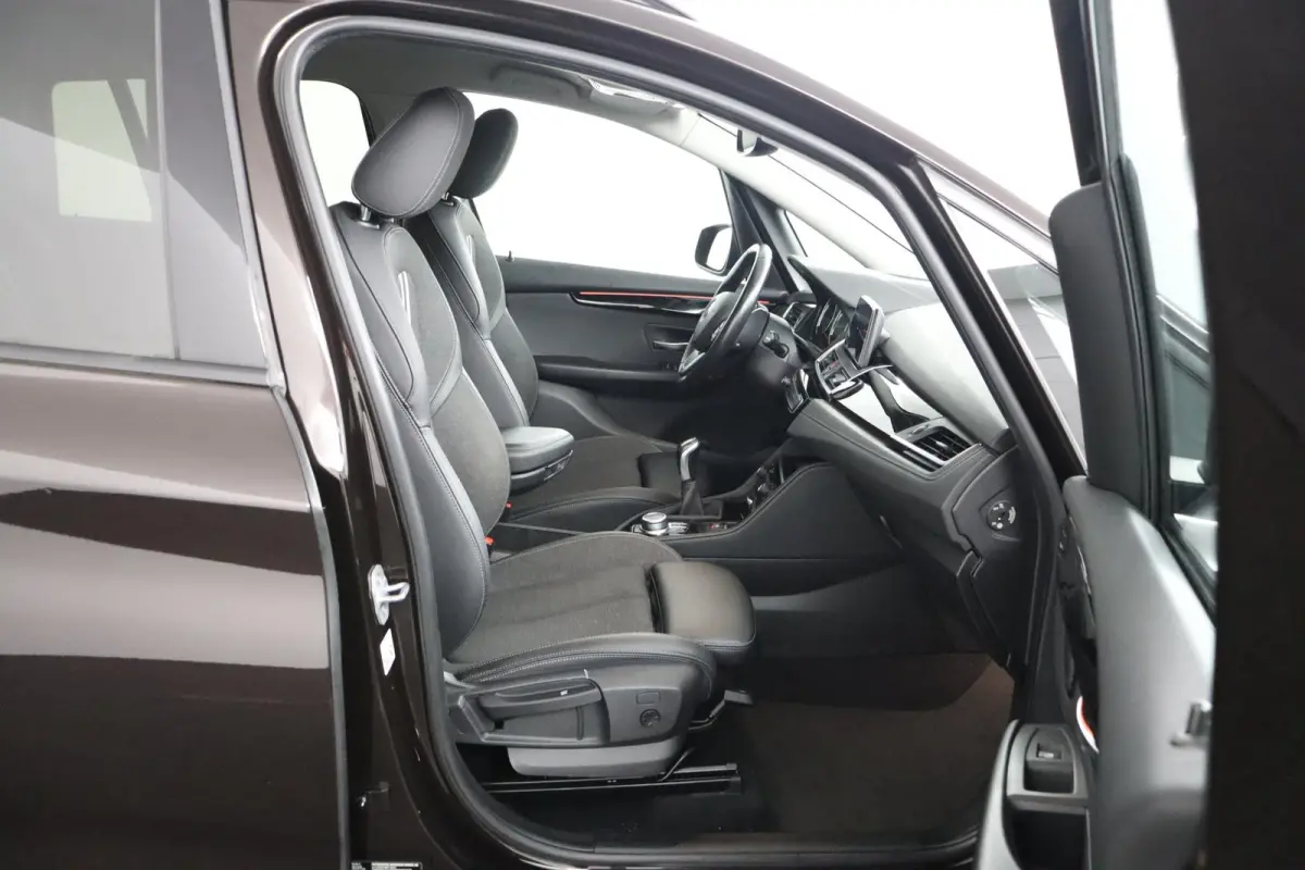 216i Executive | Cruise Control | Verwarmde voorstoelen | Park Distance Control voor/achter | Sportstoelen voor | Afneembare Trekhaak