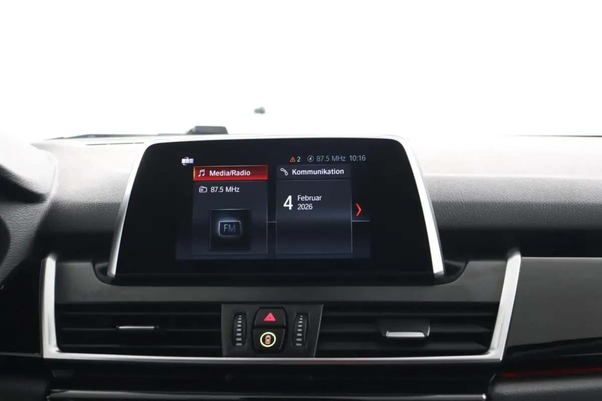 216i Executive | Cruise Control | Verwarmde voorstoelen | Park Distance Control voor/achter | Sportstoelen voor | Afneembare Trekhaak