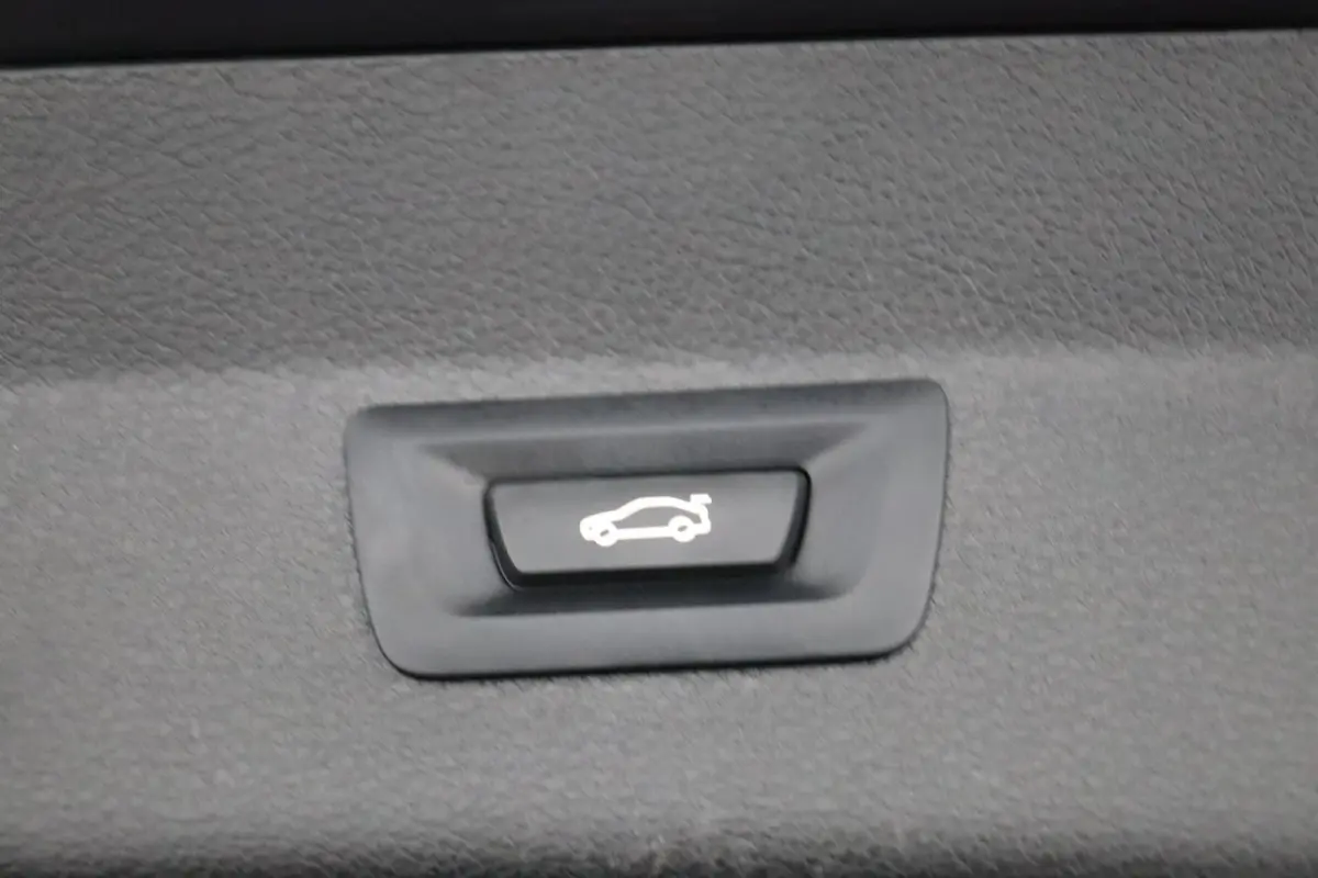 216i Executive | Cruise Control | Verwarmde voorstoelen | Park Distance Control voor/achter | Sportstoelen voor | Afneembare Trekhaak