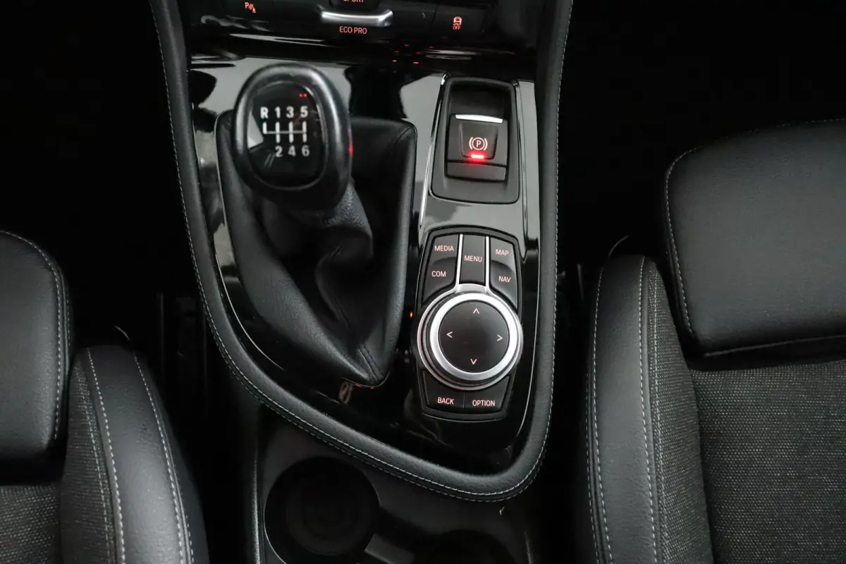 216i Executive | Cruise Control | Verwarmde voorstoelen | Park Distance Control voor/achter | Sportstoelen voor | Afneembare Trekhaak