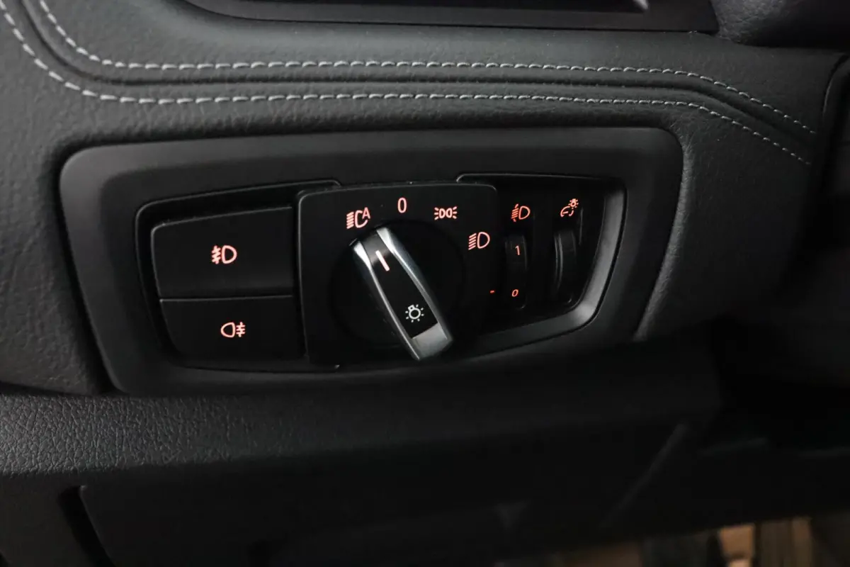 216i Executive | Cruise Control | Verwarmde voorstoelen | Park Distance Control voor/achter | Sportstoelen voor | Afneembare Trekhaak