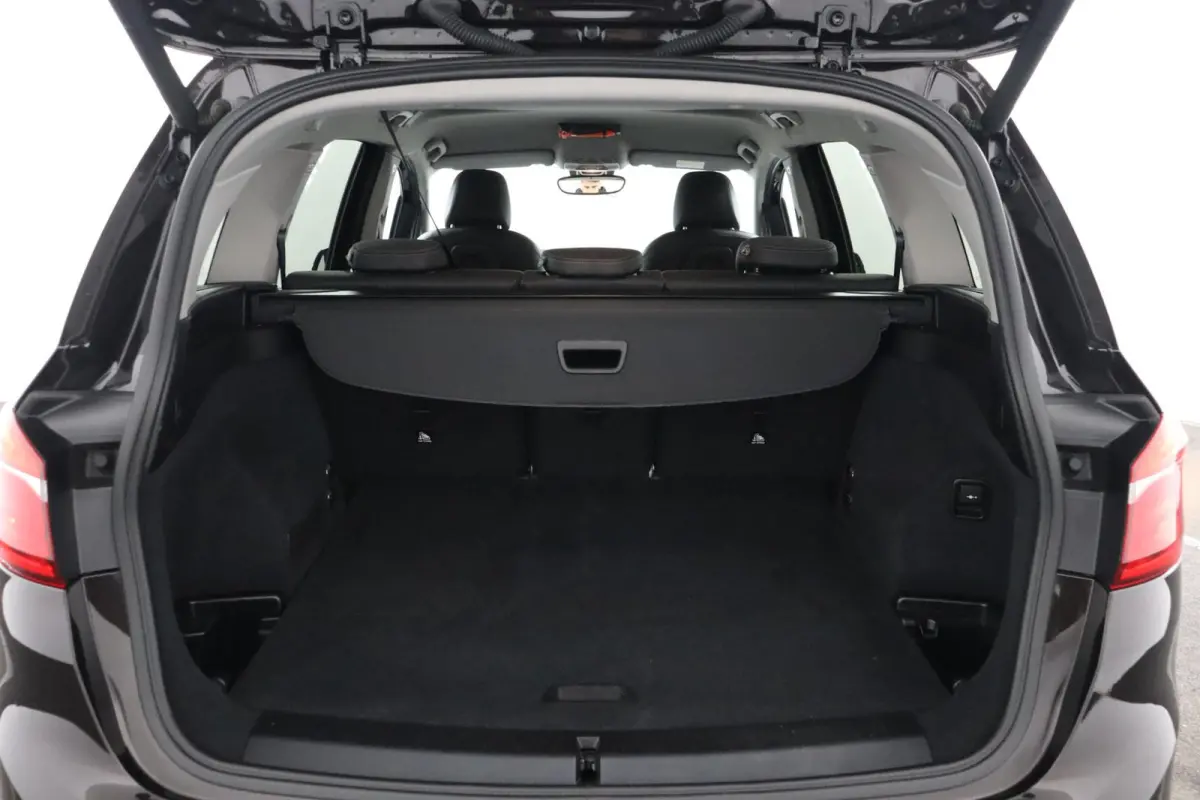 216i Executive | Cruise Control | Verwarmde voorstoelen | Park Distance Control voor/achter | Sportstoelen voor | Afneembare Trekhaak