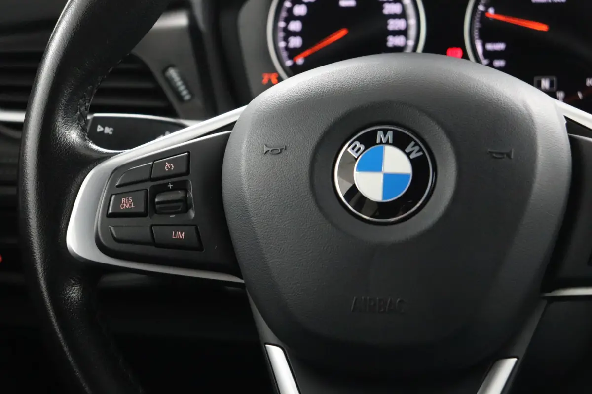 216i Executive | Cruise Control | Verwarmde voorstoelen | Park Distance Control voor/achter | Sportstoelen voor | Afneembare Trekhaak