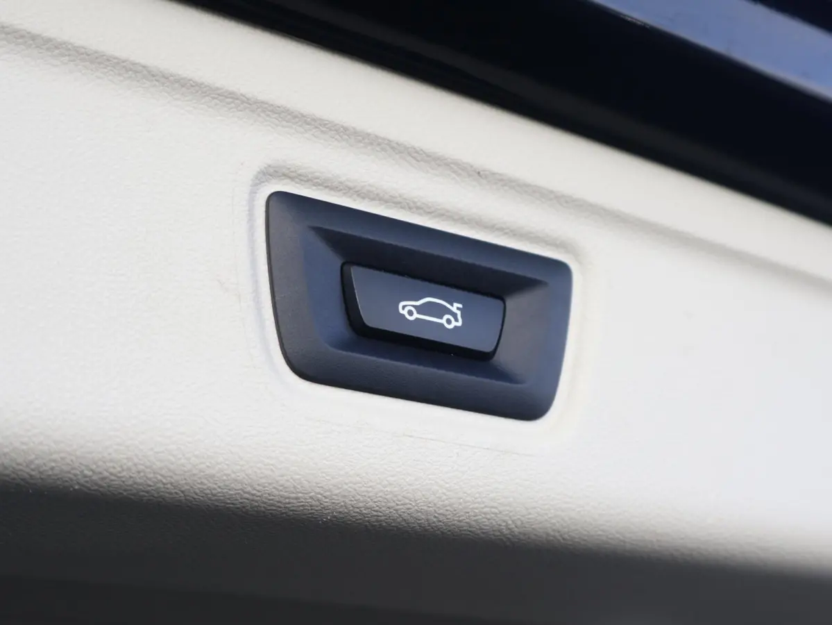 320e | SoH 100% | Achteruitrijcamera | Stoelverwarming | Cruise Control | HiFi | Sportstoelen | |