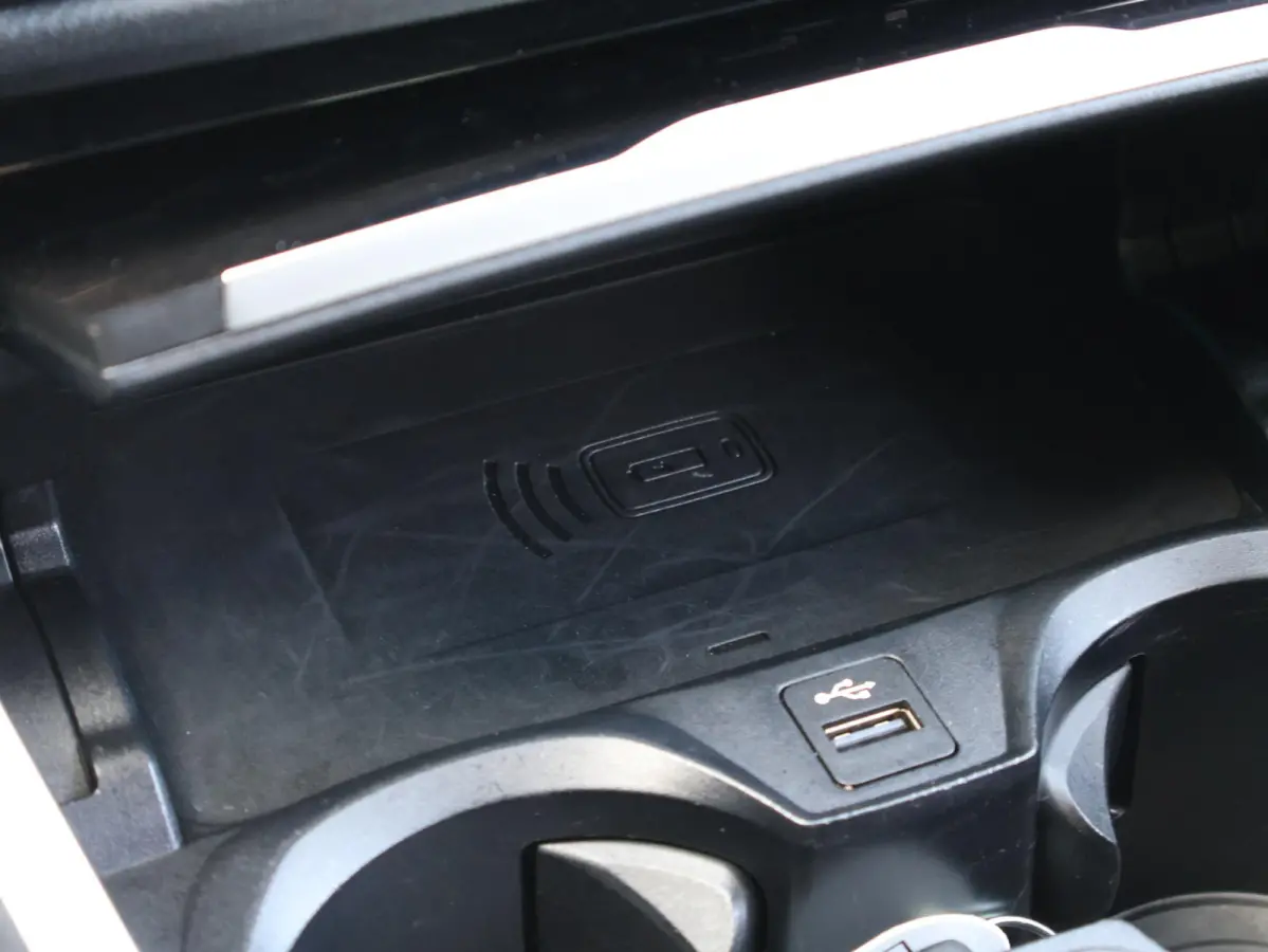 320e | SoH 100% | Achteruitrijcamera | Stoelverwarming | Cruise Control | HiFi | Sportstoelen | |