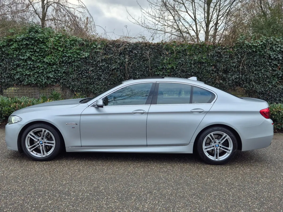 520i High Executive 12 maanden GARANTIE M Sport Schuifdak Apple CarPlay 2e eigenaar dig. Dash NAP NL