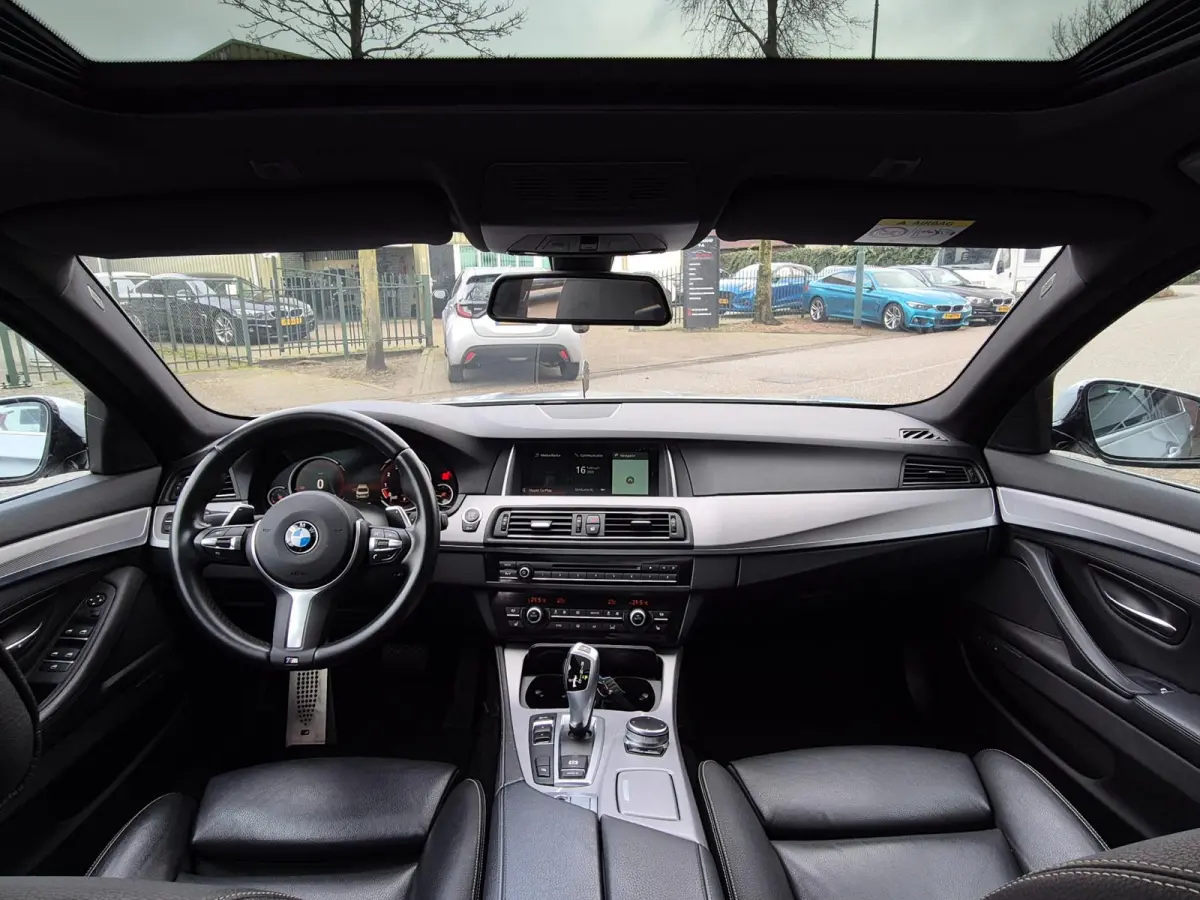 520i High Executive 12 maanden GARANTIE M Sport Schuifdak Apple CarPlay 2e eigenaar dig. Dash NAP NL