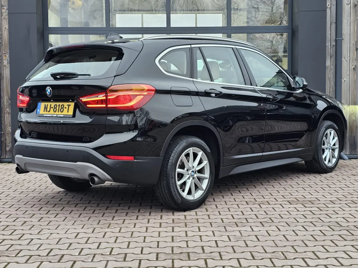 sDrive20i Centennial High Executive | Automaat | Navi | Stoelverwarming | HUD | Parkeersensoren | Leder |