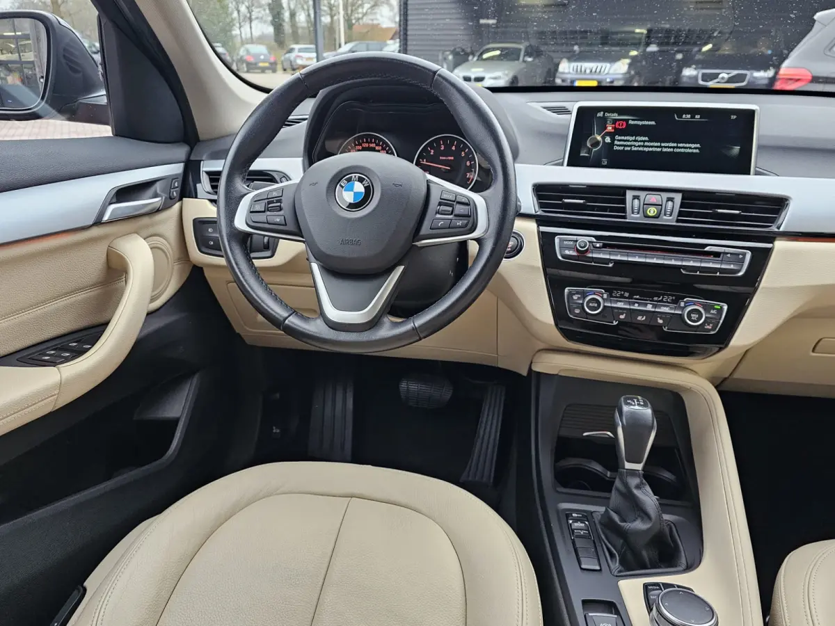 sDrive20i Centennial High Executive | Automaat | Navi | Stoelverwarming | HUD | Parkeersensoren | Leder |