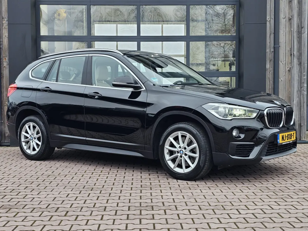 sDrive20i Centennial High Executive | Automaat | Navi | Stoelverwarming | HUD | Parkeersensoren | Leder |