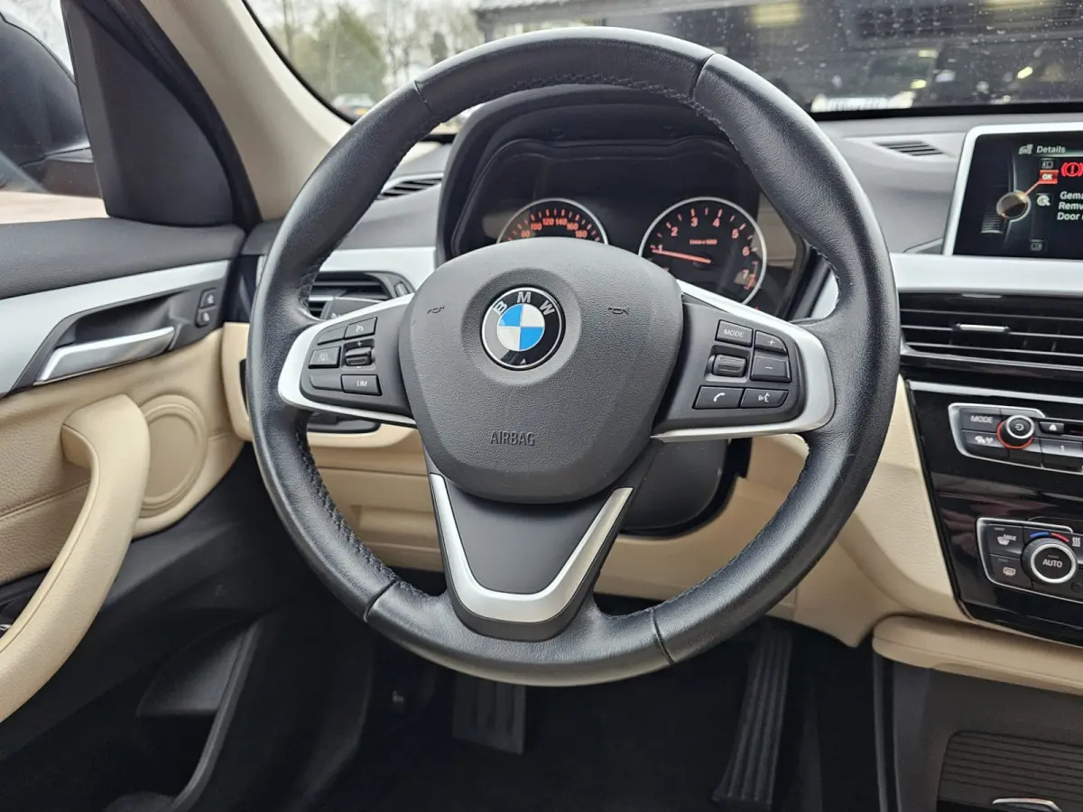 sDrive20i Centennial High Executive | Automaat | Navi | Stoelverwarming | HUD | Parkeersensoren | Leder |