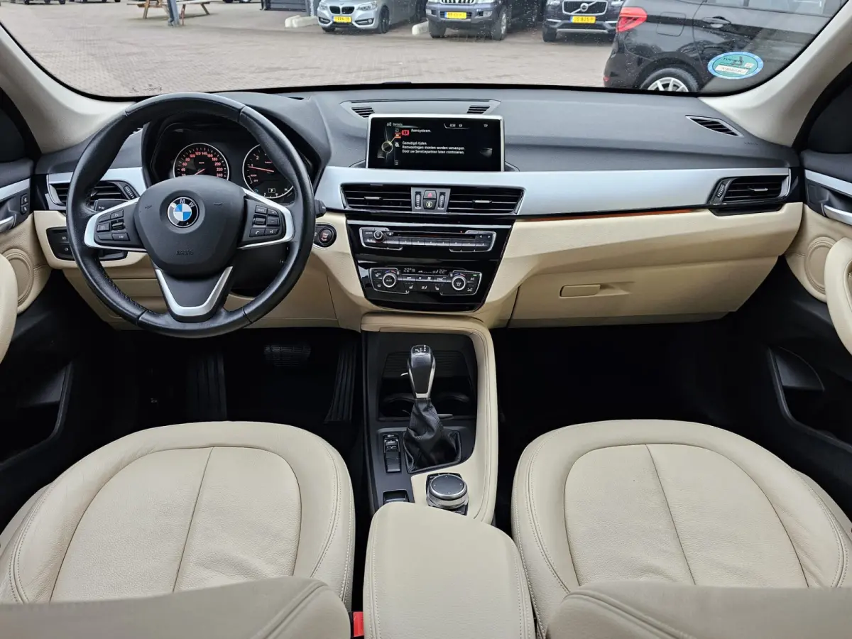 sDrive20i Centennial High Executive | Automaat | Navi | Stoelverwarming | HUD | Parkeersensoren | Leder |