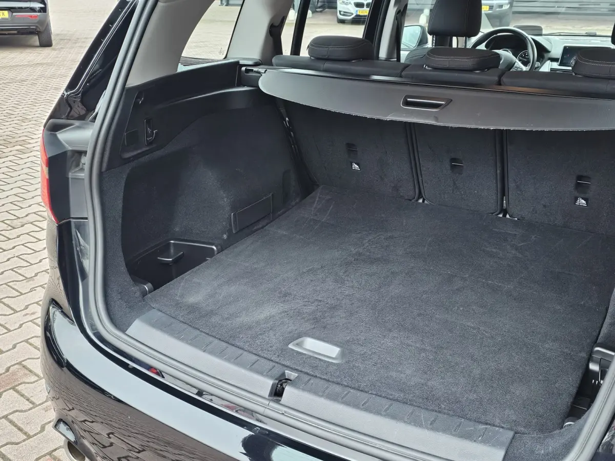 218i Business Edition | Automaat | LED | Trekhaak | Stoelverwarming | PDC | Elek. achterklep | HUD | Navi |