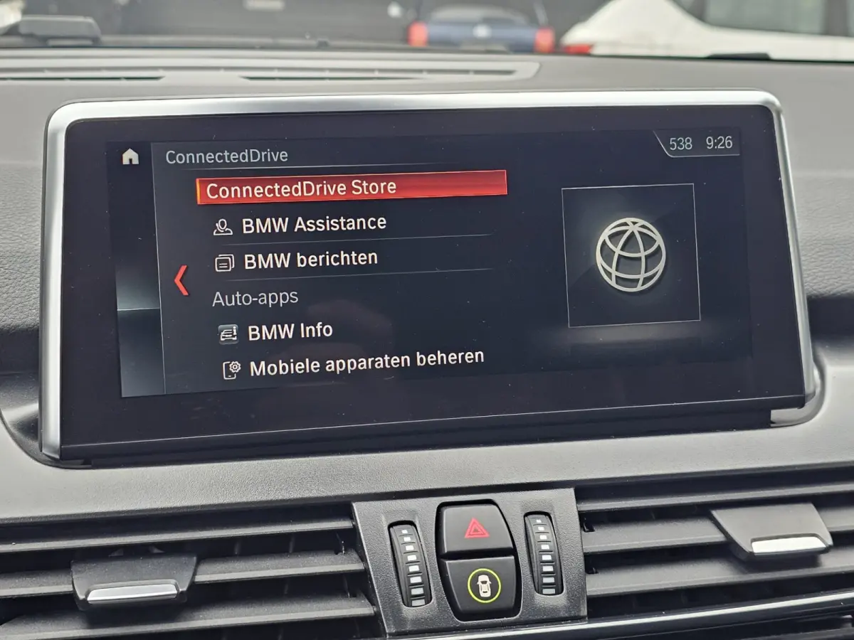 218i Business Edition | Automaat | LED | Trekhaak | Stoelverwarming | PDC | Elek. achterklep | HUD | Navi |