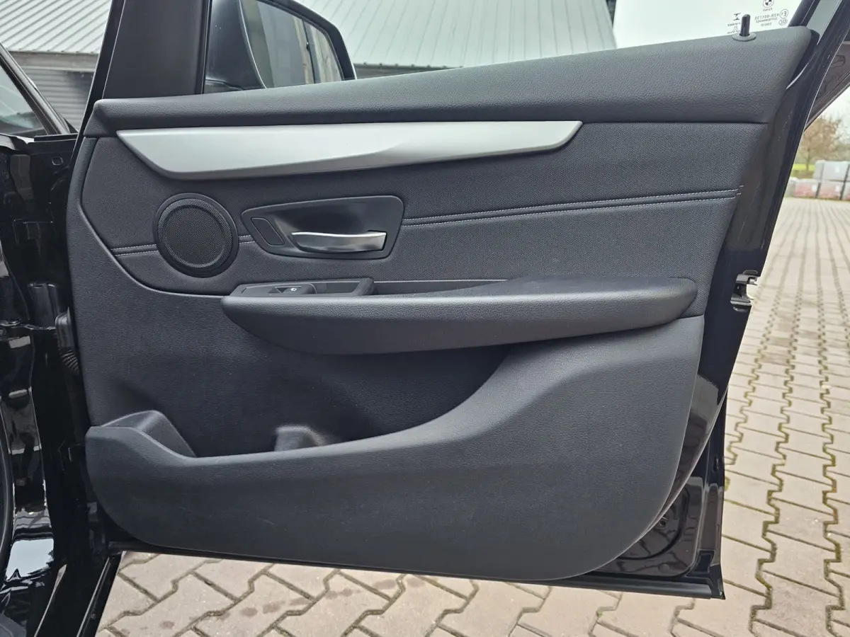 218i Business Edition | Automaat | LED | Trekhaak | Stoelverwarming | PDC | Elek. achterklep | HUD | Navi |