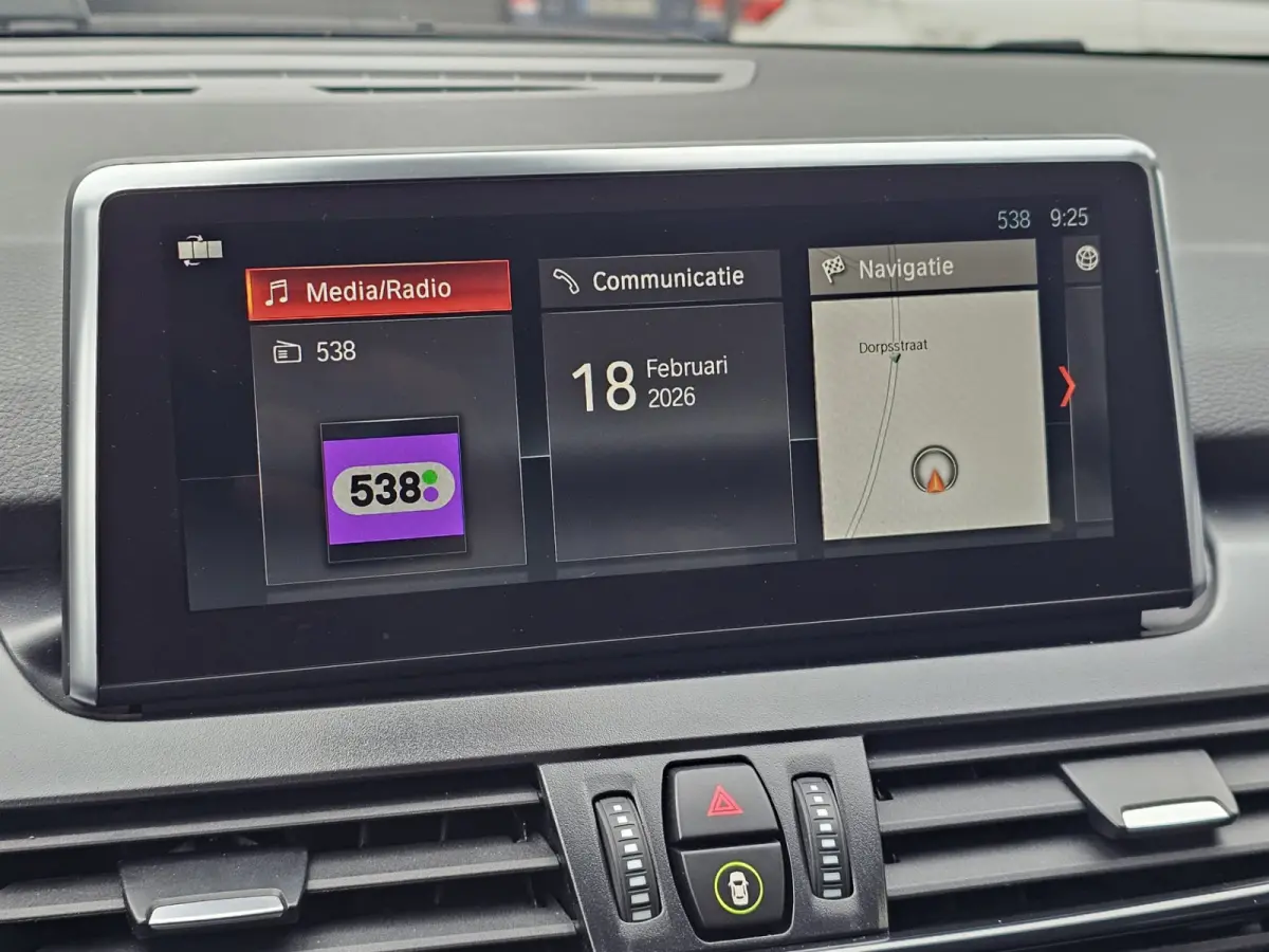 218i Business Edition | Automaat | LED | Trekhaak | Stoelverwarming | PDC | Elek. achterklep | HUD | Navi |