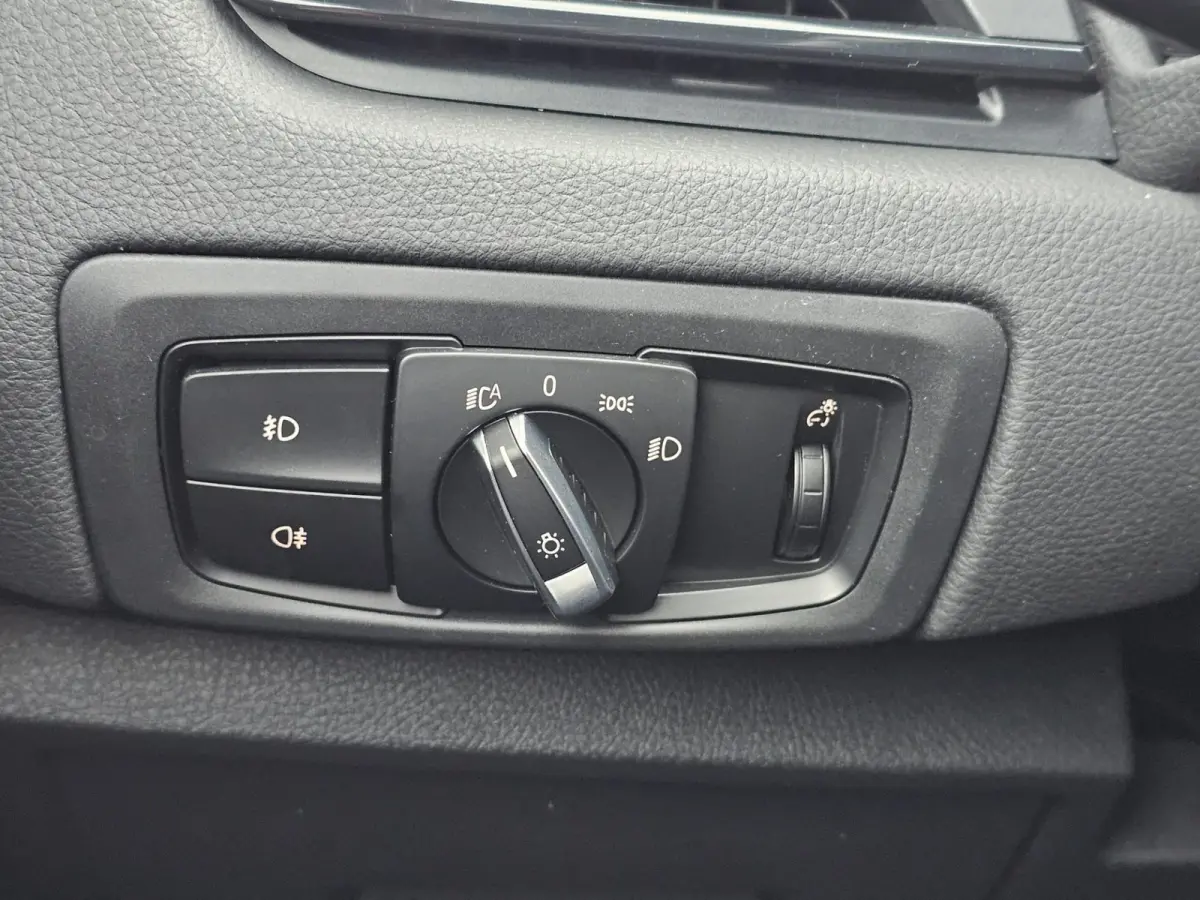 218i Business Edition | Automaat | LED | Trekhaak | Stoelverwarming | PDC | Elek. achterklep | HUD | Navi |