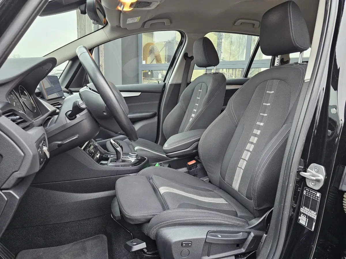 218i Business Edition | Automaat | LED | Trekhaak | Stoelverwarming | PDC | Elek. achterklep | HUD | Navi |