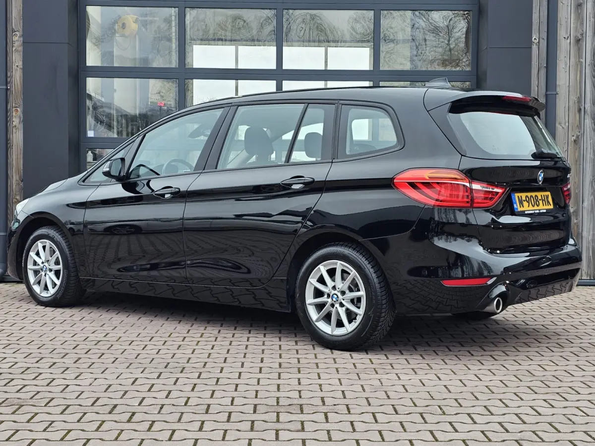 218i Business Edition | Automaat | LED | Trekhaak | Stoelverwarming | PDC | Elek. achterklep | HUD | Navi |