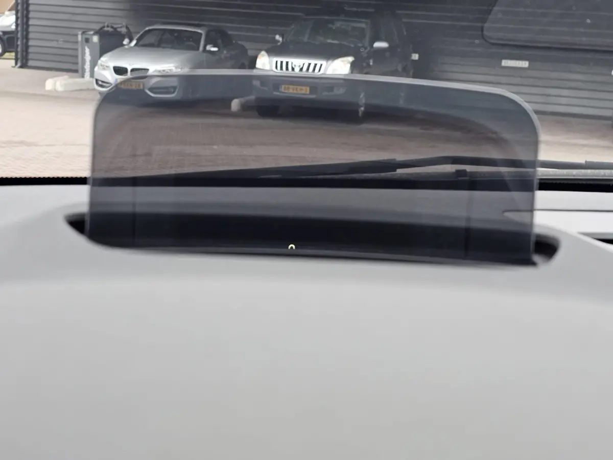 218i Business Edition | Automaat | LED | Trekhaak | Stoelverwarming | PDC | Elek. achterklep | HUD | Navi |