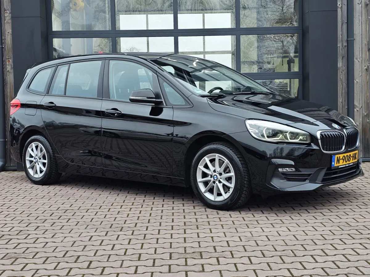 218i Business Edition | Automaat | LED | Trekhaak | Stoelverwarming | PDC | Elek. achterklep | HUD | Navi |