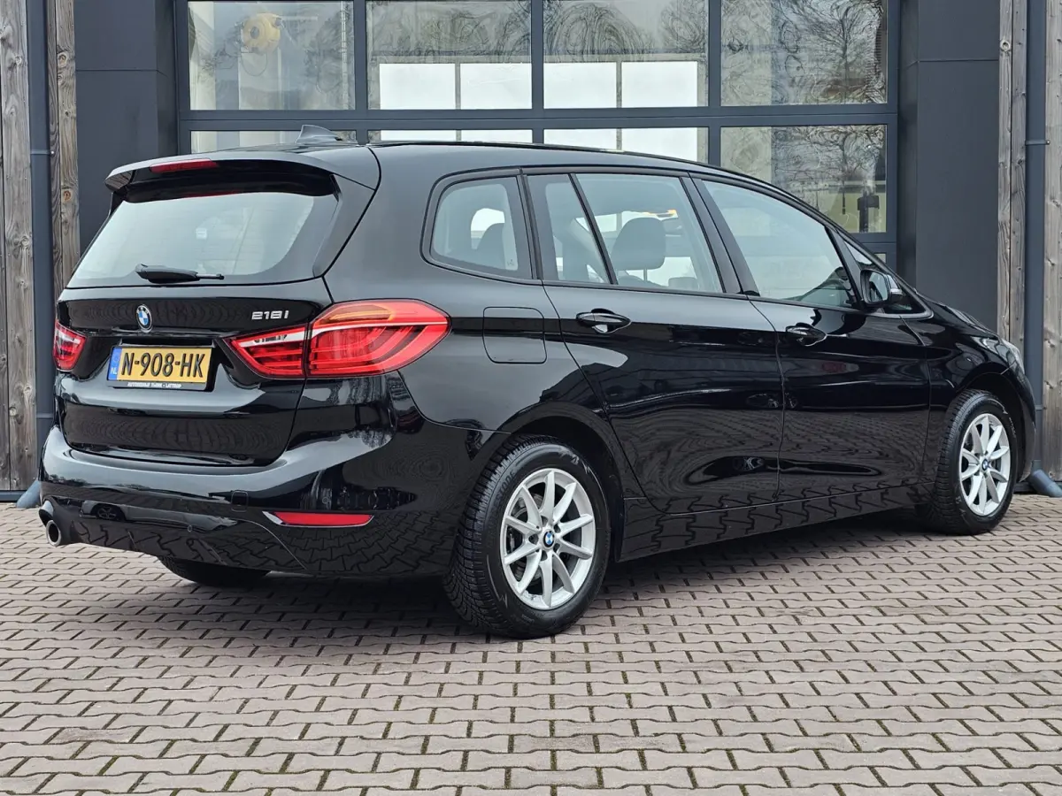 218i Business Edition | Automaat | LED | Trekhaak | Stoelverwarming | PDC | Elek. achterklep | HUD | Navi |