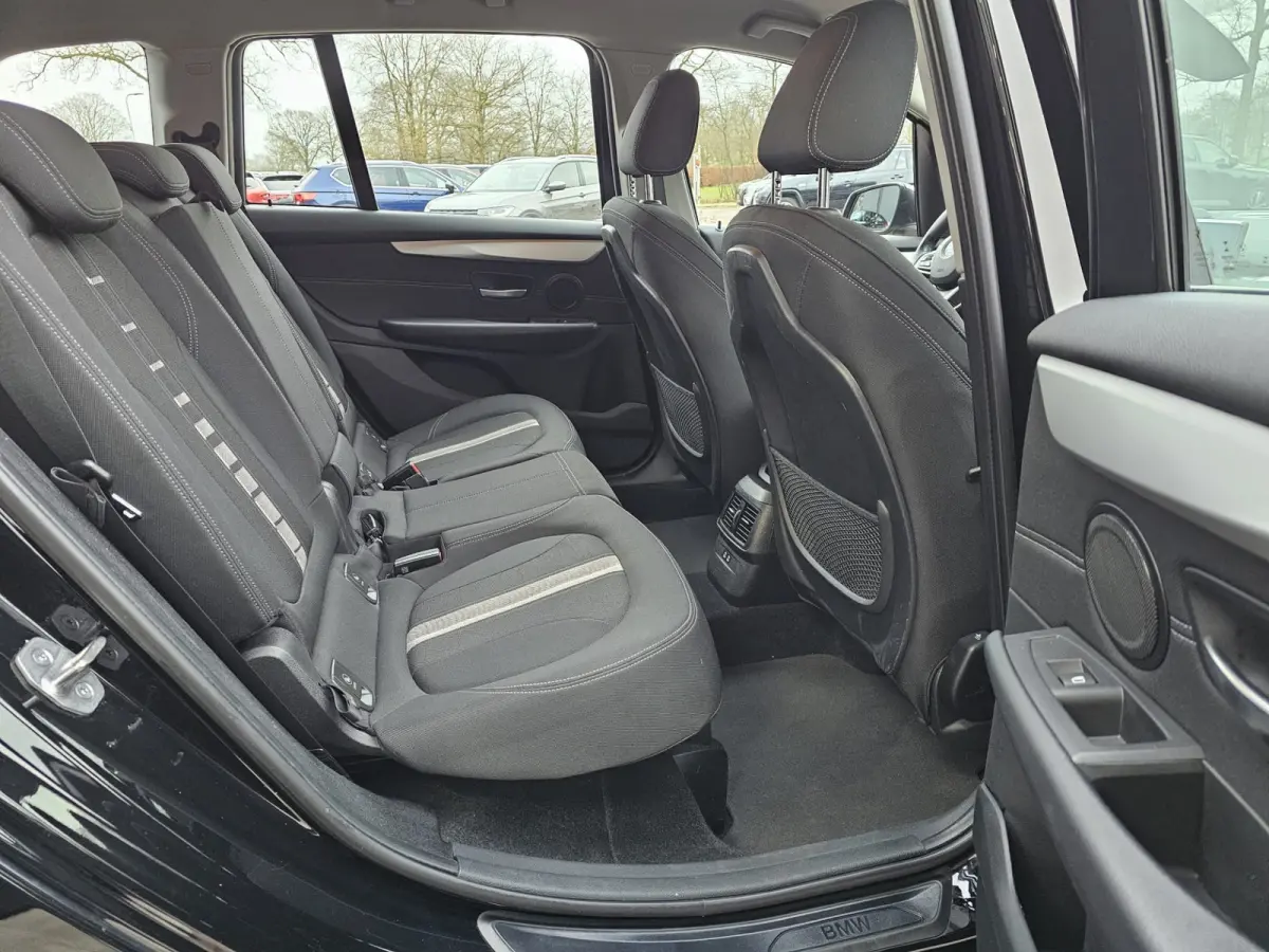 218i Business Edition | Automaat | LED | Trekhaak | Stoelverwarming | PDC | Elek. achterklep | HUD | Navi |