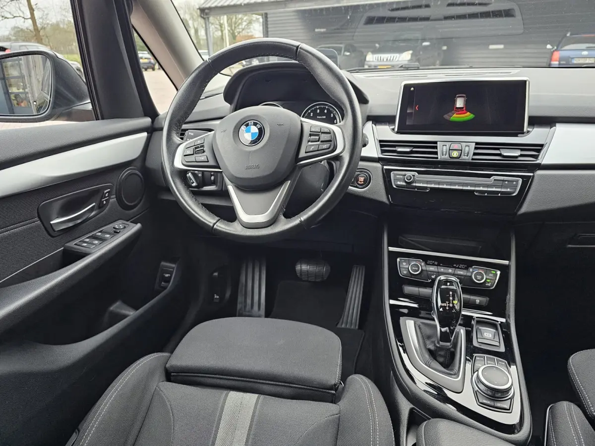 218i Business Edition | Automaat | LED | Trekhaak | Stoelverwarming | PDC | Elek. achterklep | HUD | Navi |