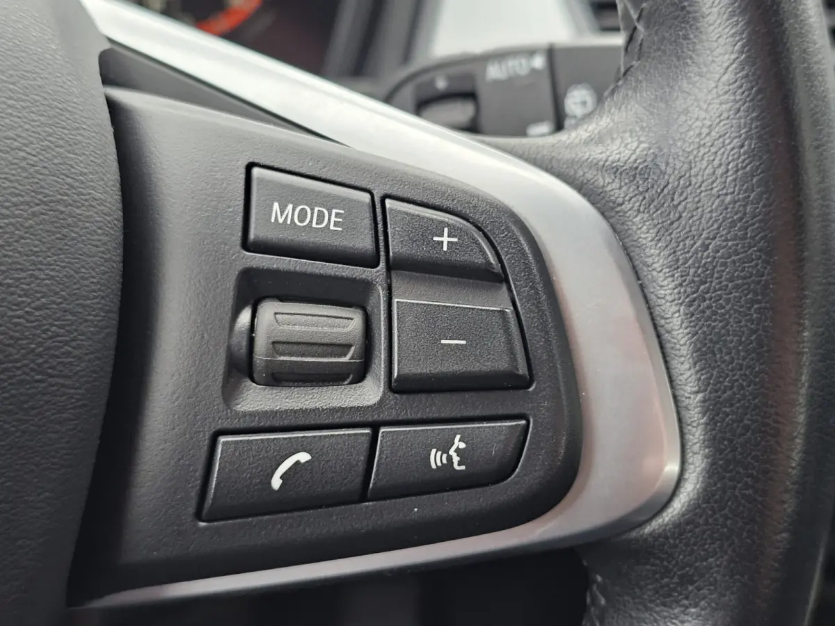 218i Business Edition | Automaat | LED | Trekhaak | Stoelverwarming | PDC | Elek. achterklep | HUD | Navi |