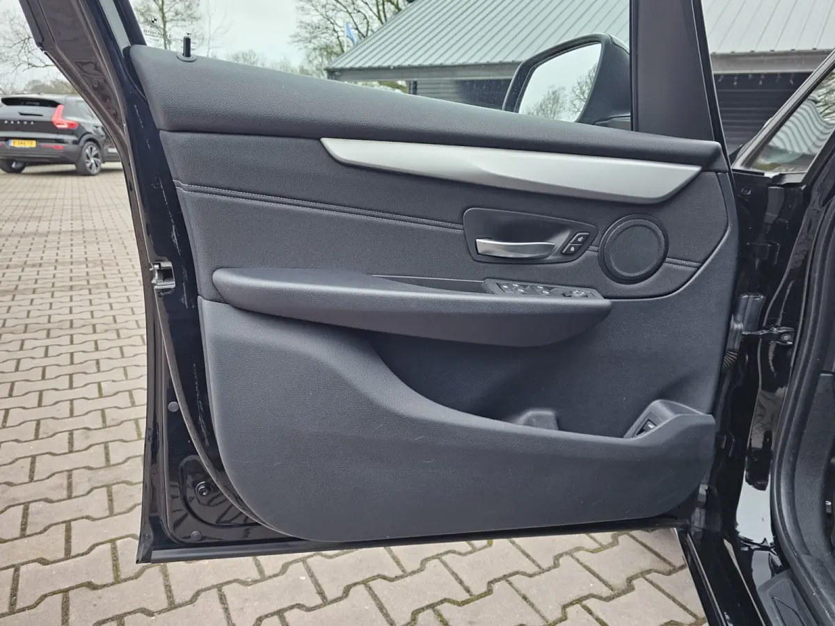 218i Business Edition | Automaat | LED | Trekhaak | Stoelverwarming | PDC | Elek. achterklep | HUD | Navi |