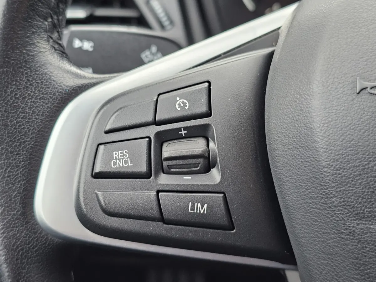 218i Business Edition | Automaat | LED | Trekhaak | Stoelverwarming | PDC | Elek. achterklep | HUD | Navi |