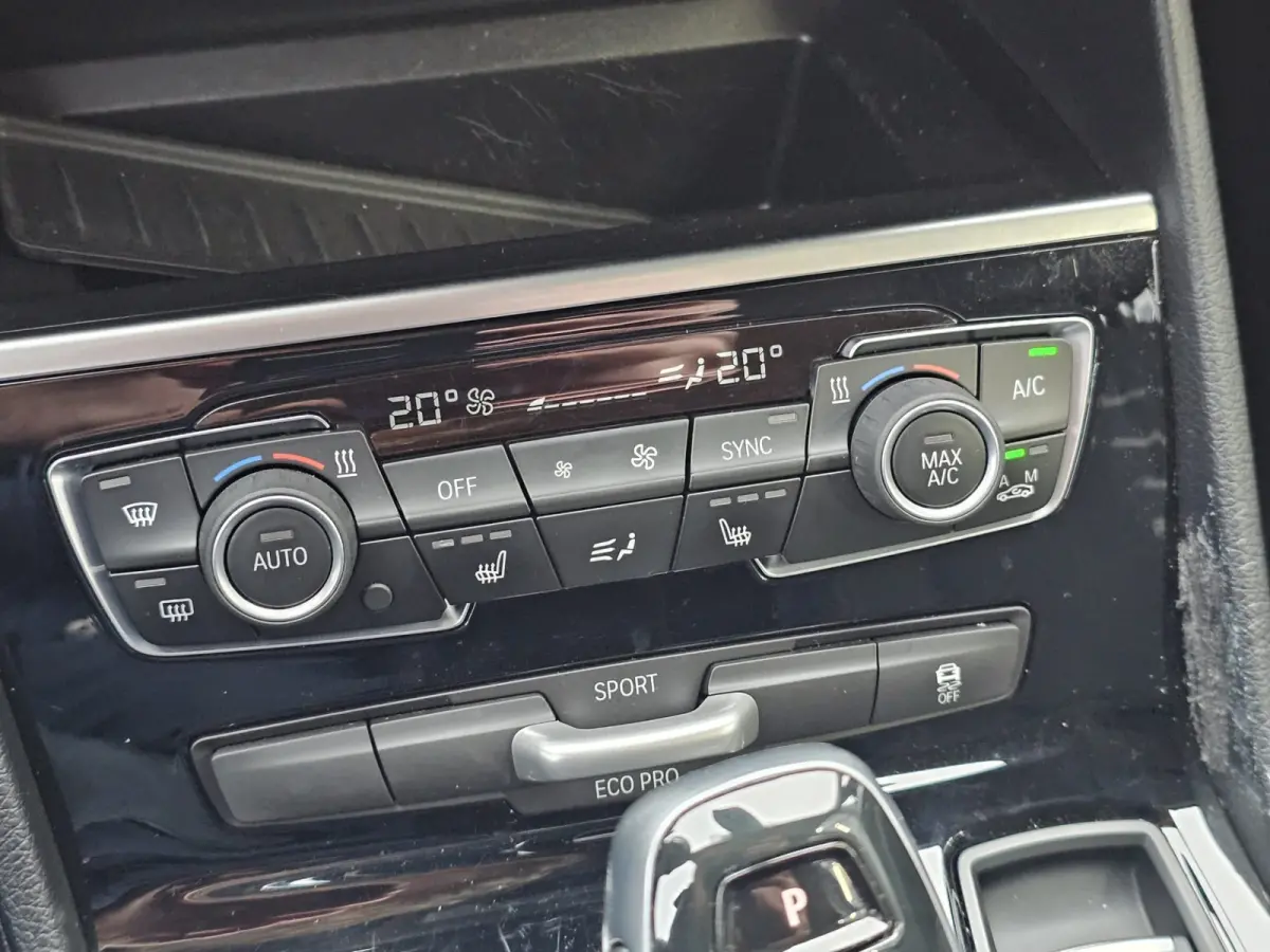 218i Business Edition | Automaat | LED | Trekhaak | Stoelverwarming | PDC | Elek. achterklep | HUD | Navi |