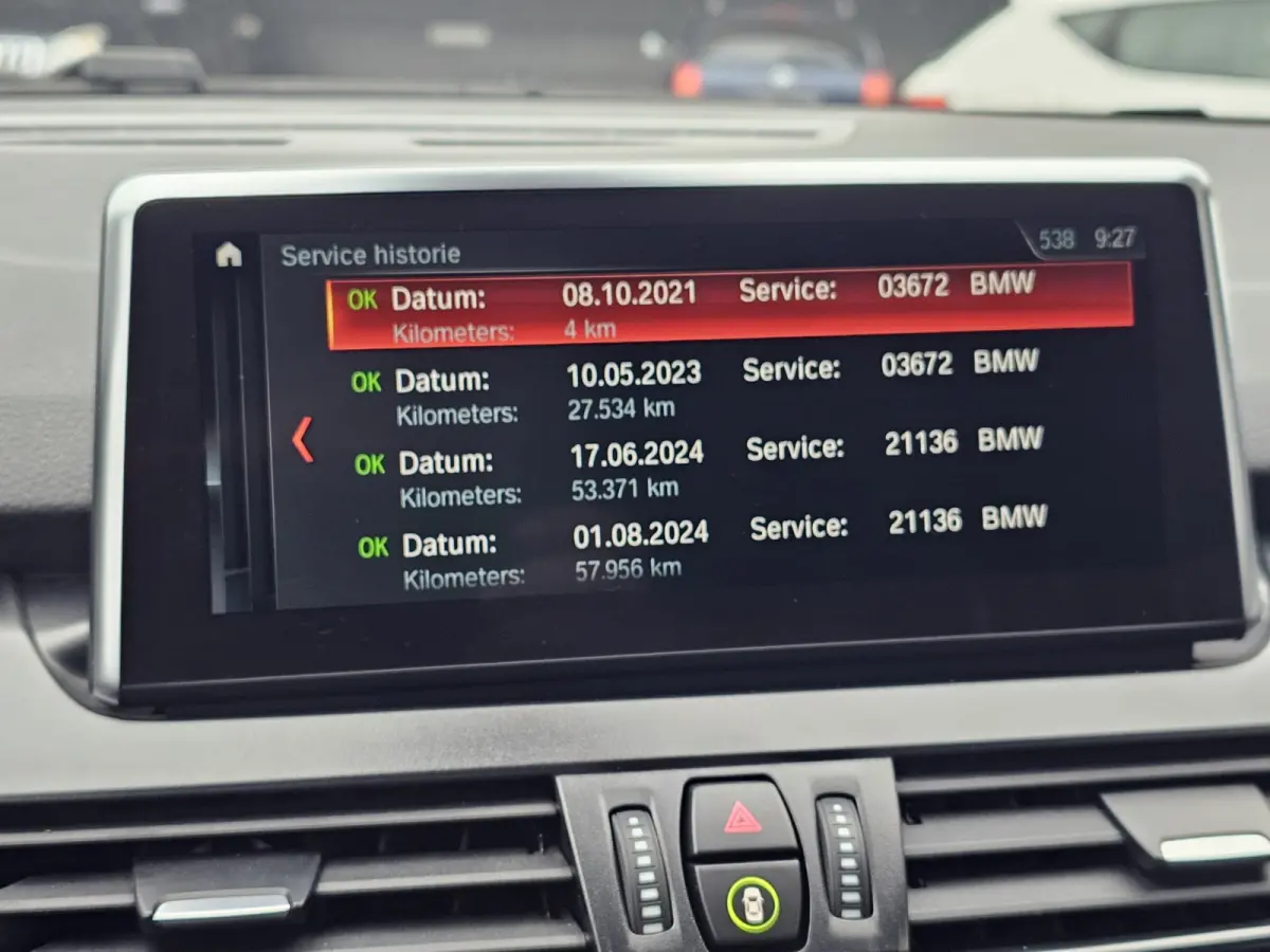 218i Business Edition | Automaat | LED | Trekhaak | Stoelverwarming | PDC | Elek. achterklep | HUD | Navi |