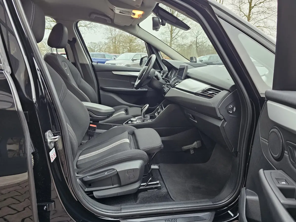 218i Business Edition | Automaat | LED | Trekhaak | Stoelverwarming | PDC | Elek. achterklep | HUD | Navi |